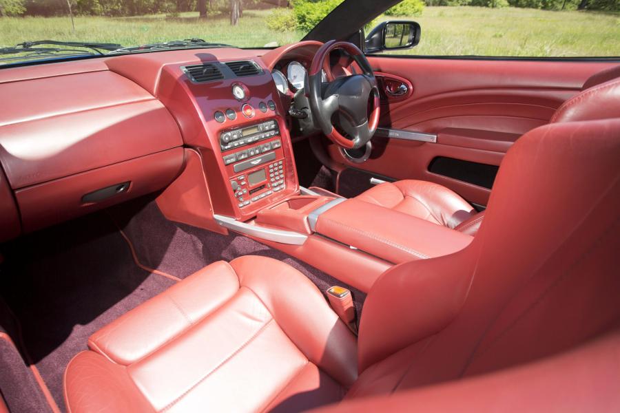 Интерьер Aston Martin V12 Vanquish Roadster Zagato 2004 года  (фото 13 из 24)